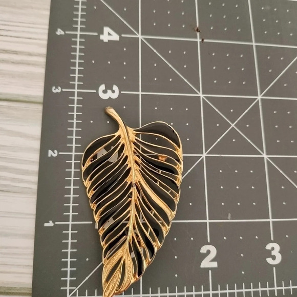 Vintage Black Enamel Leaf Brooch Pin Lapel Gold Tone - Picture 4 of 5